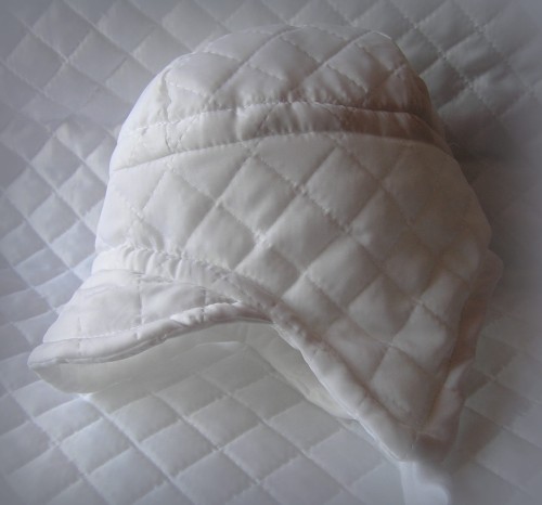 czapeczka-na chrzest-pikowana-na polarze-z-daszkiem-wiązana-pilotka-zimowa-ciepła-biała-dla-chłopczyka-P1010011.JPG