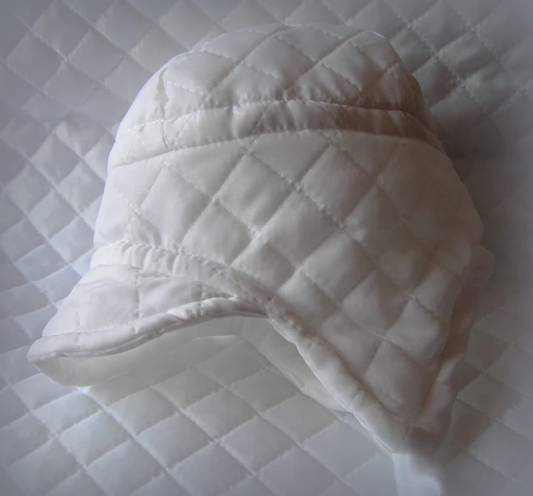 czapeczka-na chrzest-pikowana-na polarze-z-daszkiem-wiązana-pilotka-zimowa-ciepła-biała-dla-chłopczyka-P1010011.JPG