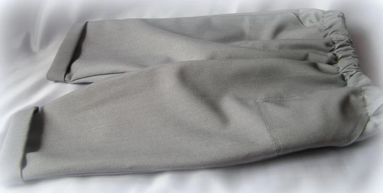 spodenki-na chrzest-niemowlece-spodnie-materiał-jasny-popiel-cienki .JPG eleganckie spodnie do chrztu