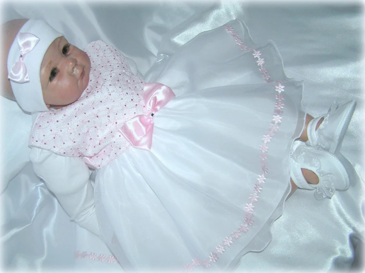 sukienka-na chrzest-biala-satyna-różowa koronka-kwiatki-rozowe-różowa-kokarda-P1010110.jpg  sukienka-do-chrztu.JPG