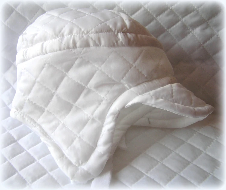 czapeczka-na chrzest-pikowana-na polarze-z-daszkiem-wiązana-pilotka-zimowa-ciepła-biała-dla-chłopczyka-P1010017.JPG