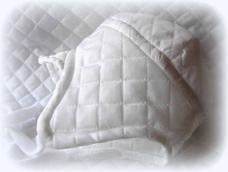 czapeczka-na chrzest-pikowana-na polarze-z-daszkiem-wiązana-pilotka-zimowa-ciepła-biała-dla-chłopczyka-P1010013.JPG