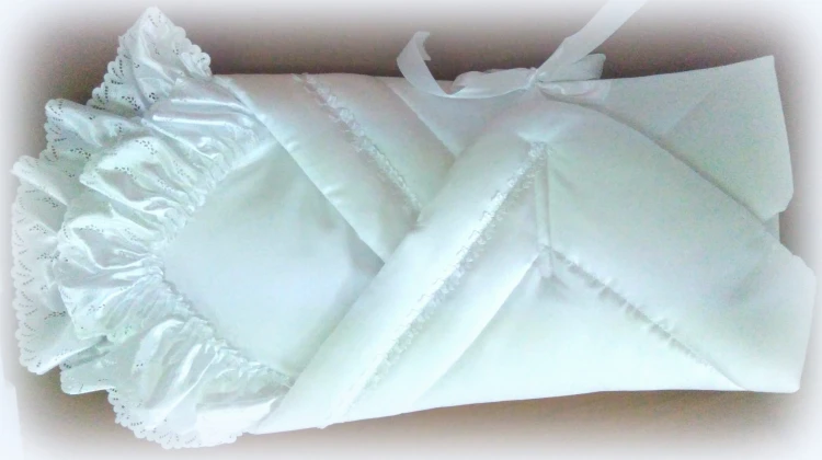 rożek-becik-na chrzest-bialy-satynowy-wiazany-na rzep-DR002.JPG