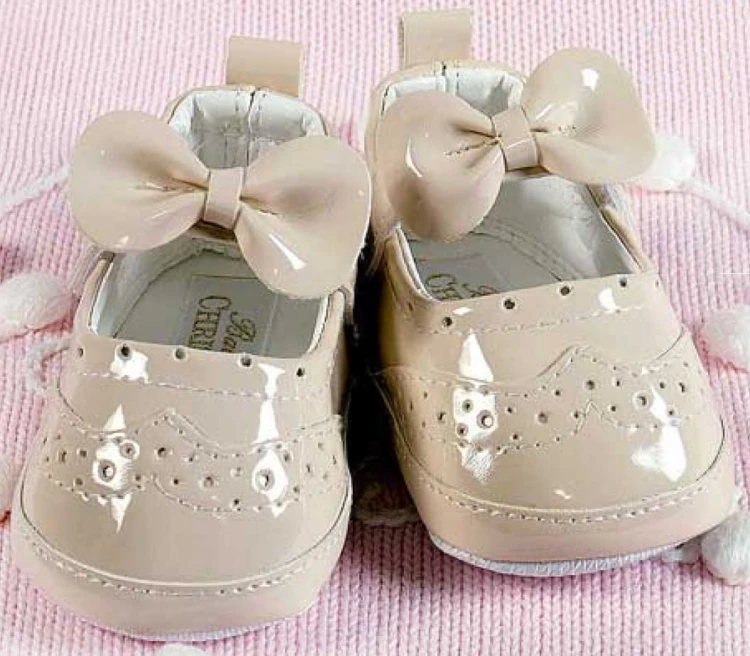 Buciki-do chrztu-baletki-lakierki-na chrzest-beżowy