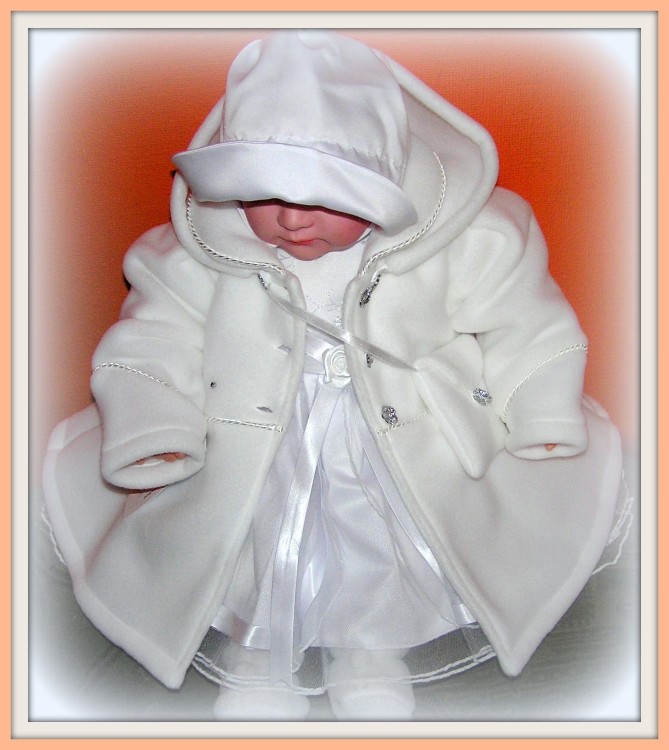 płaszczyk-na chrzest-polarowy-biały-dla-dziewczynki-P01.JPG
