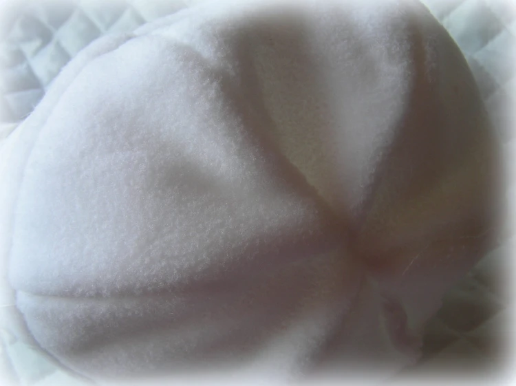 czapeczka-na chrzest-pikowana-na polarze-z-daszkiem-wiązana-pilotka-zimowa-ciepła-biała-dla-chłopczyka-P1010020.JPG