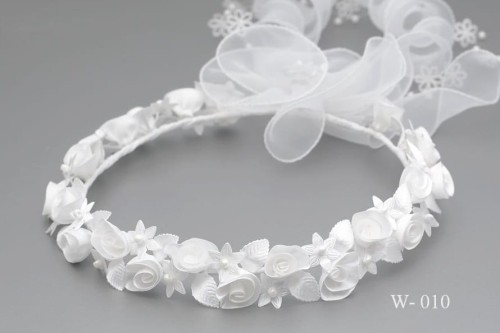 wianek-komunijny-biały-z-kokardą-drobne-kwiatki-perełki- W-010.jpg