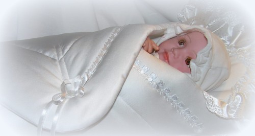 rożek-becik-na chrzest-bialy-satynowy-wiazany-na rzep-DR002.JPG