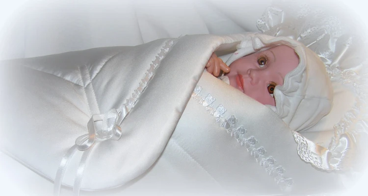 rożek-becik-na chrzest-bialy-satynowy-wiazany-na rzep-DR002.JPG